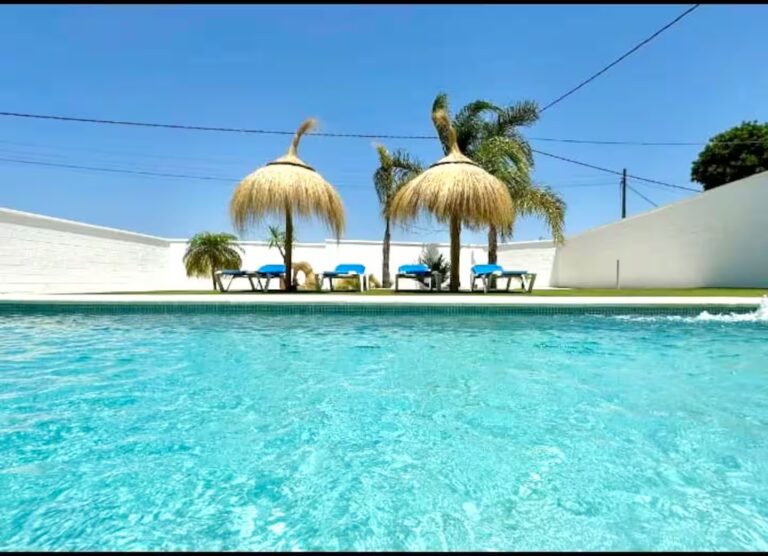 Aloha Cádiz - Alojamiento en Conil - Sombrillas en piscina